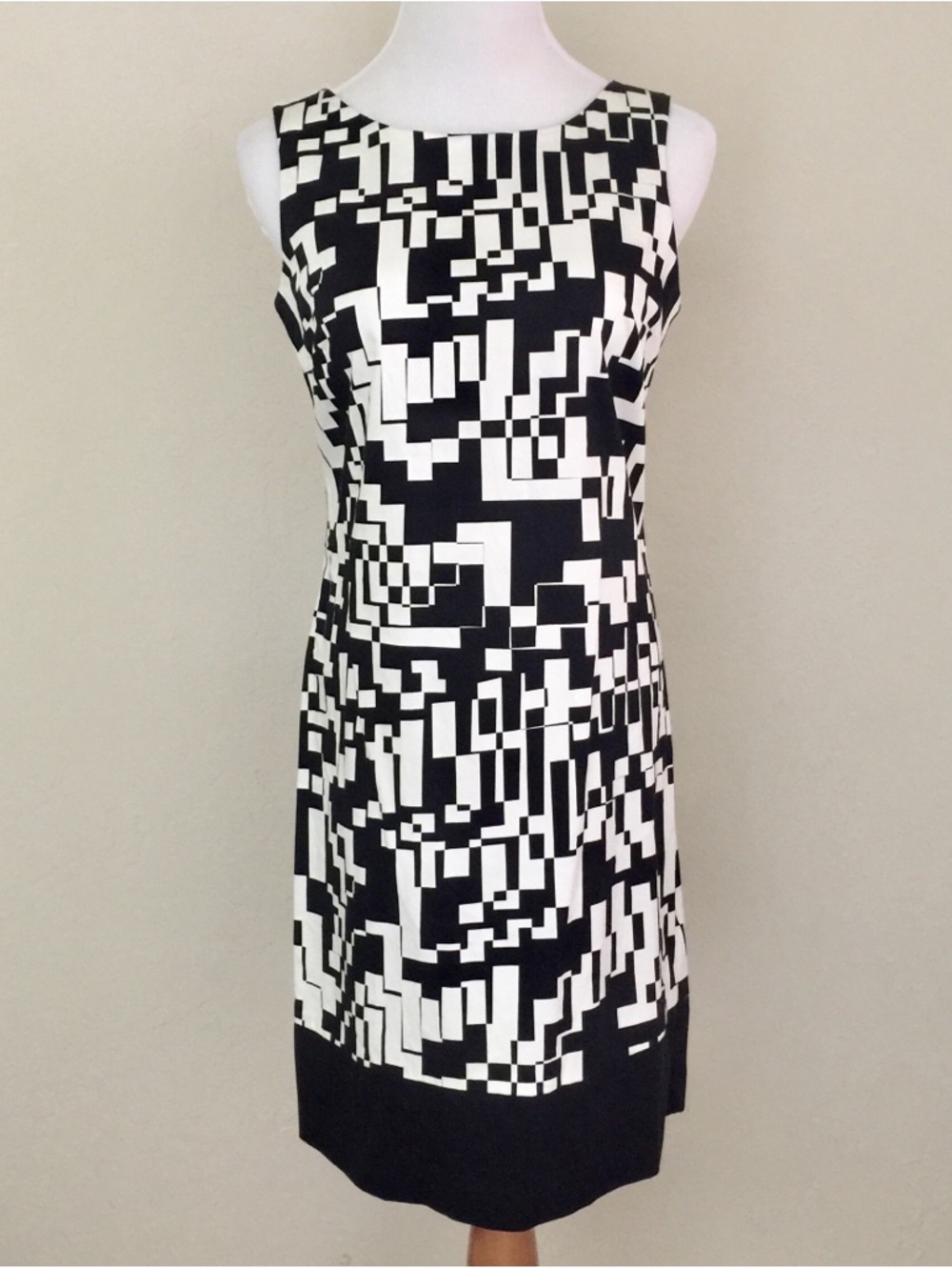 BLACK/WHITE DRESS